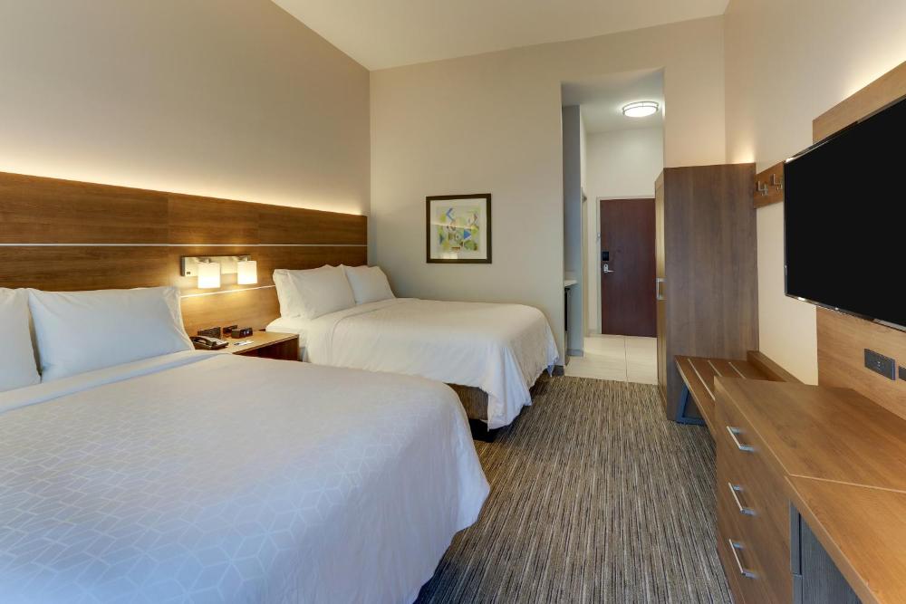 Standard Room with Two Queen Beds interior